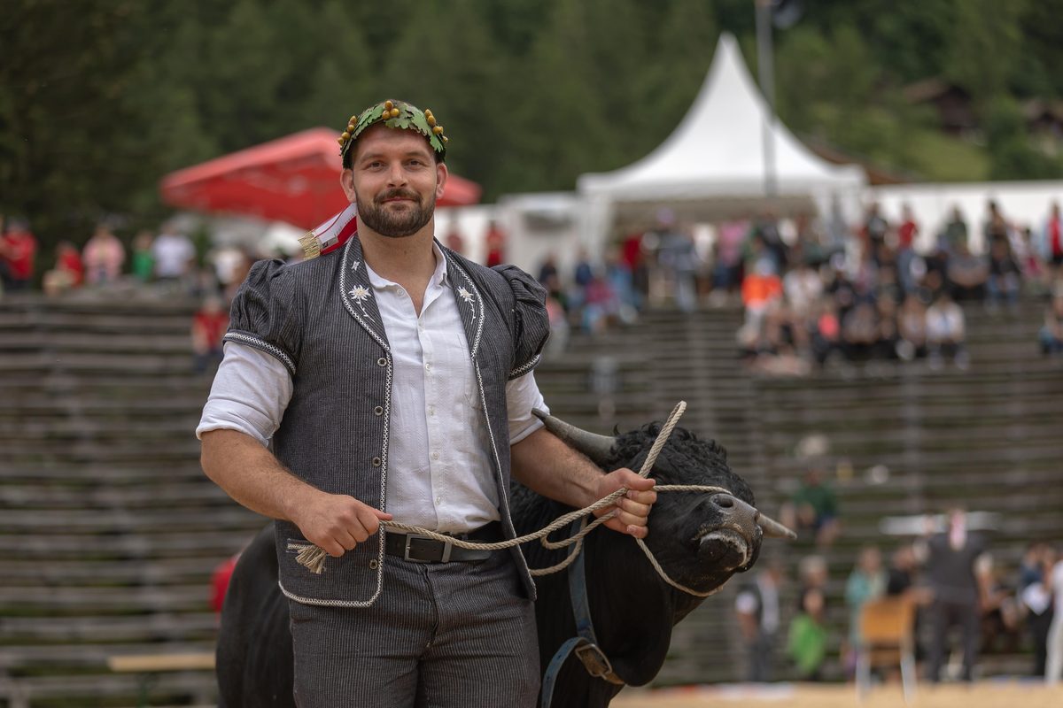 Benjamin Gapany, parrain du Marchethon Fribourg 2026, en tenue de lutteur suisse